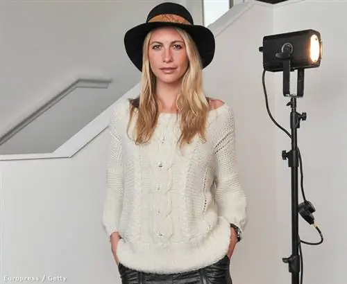 Поппи Делевинь в свитере крупной вязки и кожаных шортах на вечеринке Karl Laergfeld