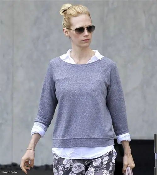 Январь Джонс выбрала цветочные брюки для своего свитера