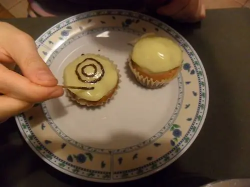 На белой шоколадной глазури мы рисовали паутинку с помощью темного шоколада и зубочистки