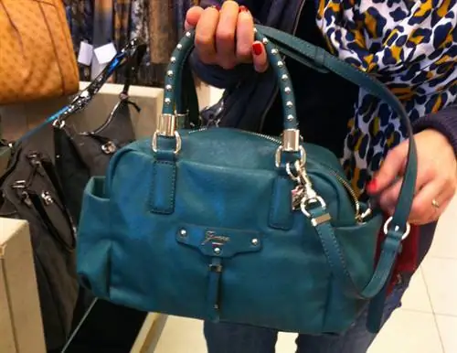 Peek & Cloppenburg: На первом этаже полно сумок, и они спрашивают цену каждой, например, она стоит 49 900 форинтов