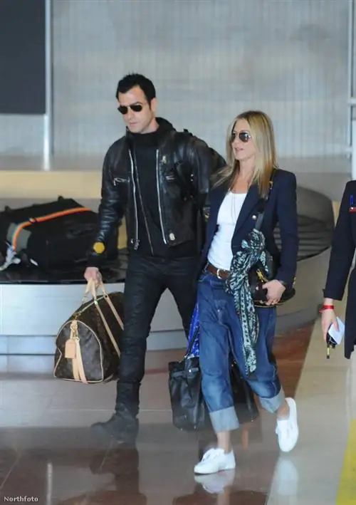 Одежда Энистон в аэропорту, джинсы