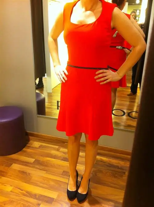 Promod: Еще одно красное платье. Красный - это круто на Рождество, но этот оттенок может быть бледным. Помимо цвета, была проблема с материалом: хорошо просматривался рисунок трусиков, не говоря уже об оранжевой коже. Цена: 9 990 форинтов