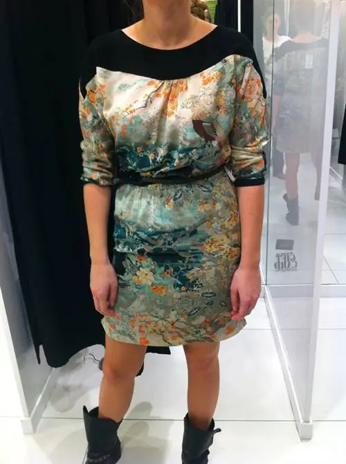 Bershka: Другая целевая аудитория, рекомендуемая подросткам и любителям мини-юбок. Это платье с восточным оттенком стоит 8 995 форинтов, жаль, что оно такое дешевое