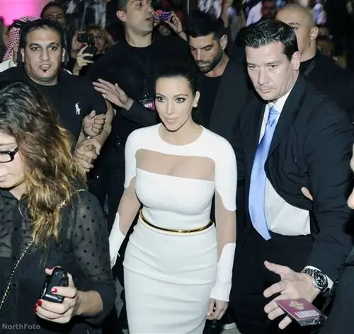 Белое платье Зены Ким Кардашьян крутое или дрянное?