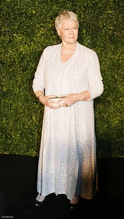 Ей нравится носить белую одежду, которая хоть и очень похожа, но отличается деталями и очень утонченна