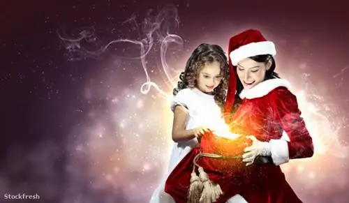 Stockfresh 2151571 маленькая девочка с рождественскими подарками и Санта Си