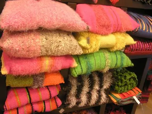 Красочные подушки в Eventual Gallery