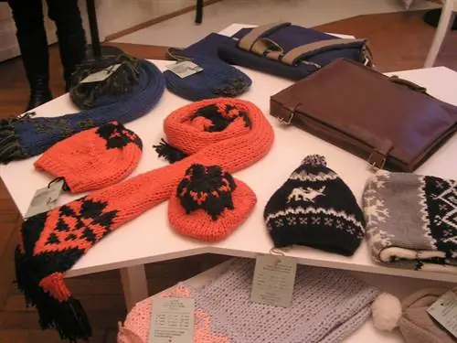 Вязаный шарф стоит 12 900 форинтов в галерее Flatlab