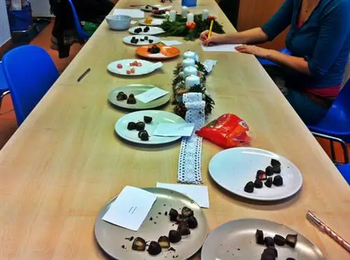 Испытуемые находятся на пронумерованной табличке