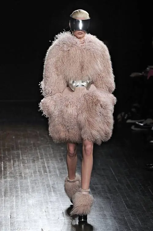 Коктейль Alexander McQueen похож на сам бренд: сладкий, но резкий