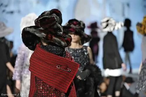 Коктейль Марка Джейкобса готовится из амаретто и пино нуар