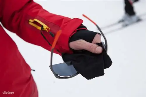 Стеклоочиститель в сочетании с дозатором ски-пассов