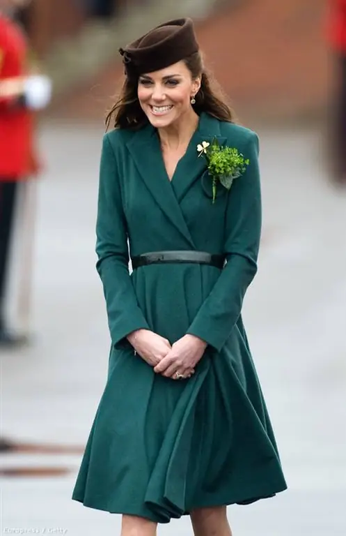 В коричневой шляпе и зеленом платье на праздновании Дня Святого Патрика