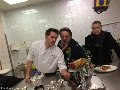 Здесь премьер уже контролирует конкурсную работу