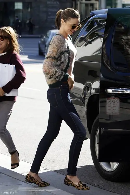 Миранда Керр носит узкие джинсы с шлепанцами