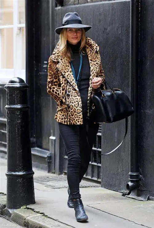 Кейт Мосс выбрала жакет с анималистичным принтом и классную шляпу к своим узким джинсам