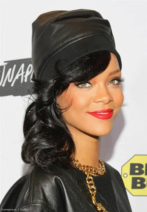 Рианна выбрала красный для своего черного наряда