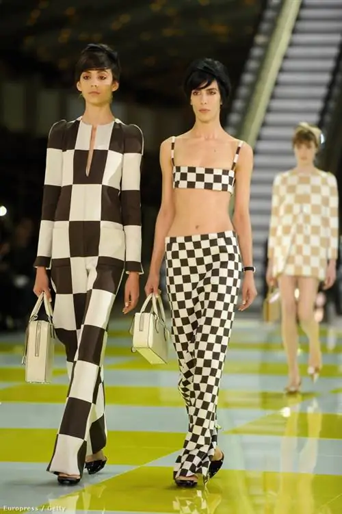 Знаменитая клетчатая коллекция Louis Vuitton: она была представлена на Парижской неделе моды осенью 2012 года как летняя коллекция 2013 года