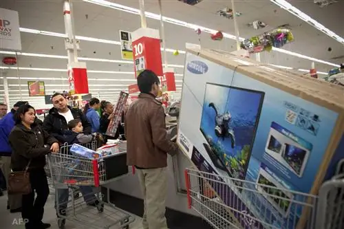 Купите парусник в начале года, холодильник в мае, бассейн на Рождество