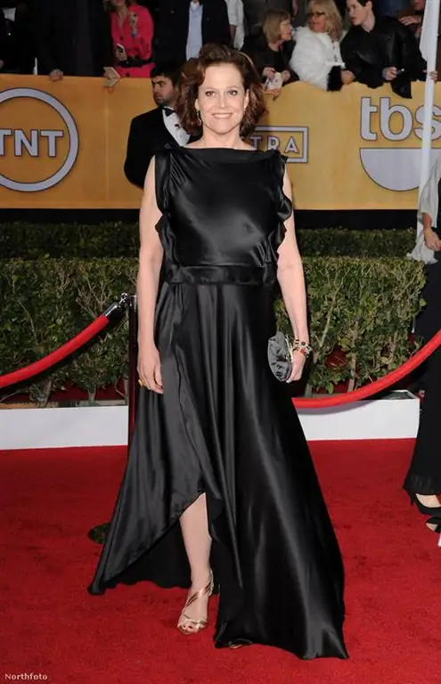 Сигурни Уивер надела платье задом наперёд