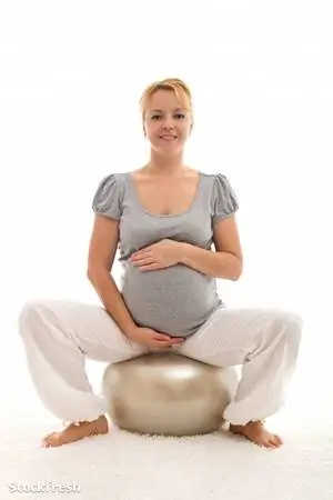 Stockfresh id490806 с беременной женщиной, сидящей на большом упражнении