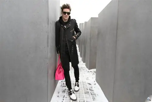 Диас позирует в пальто Davidelfin за 1020 евро, худи American Apparel, сумке Céline и туфлях Balenciaga. Да, все это на Мемориале Холокоста. Нажмите на картинку, чтобы увидеть другие фотографии!