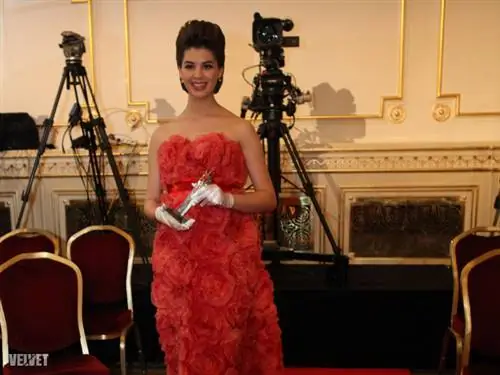 Нора Ордог получила награду в розово-оранжевом платье Náray