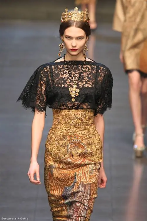 Модели в костюмах королев на подиуме Dolce&Gabbana