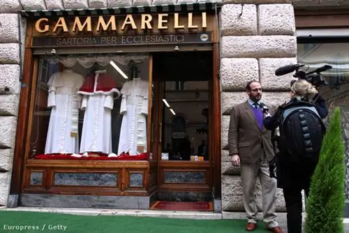 Поскольку неизвестно, кто будет главой церкви, платье выполнено в трех размерах