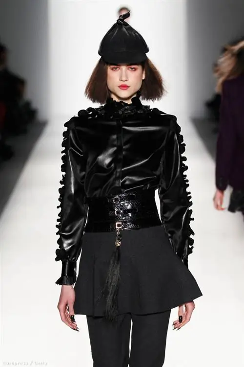 Ката Кондас в черном с головы до пят на шоу Ruffian в Нью-Йорке