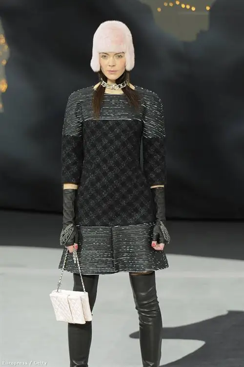 Рисунки Кинги в шляпе напоминают стрижку боб на подиуме Chanel