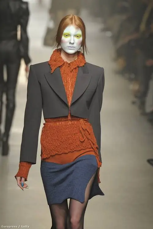 Пампук Тими снял маску на показе Вивьен Вествуд