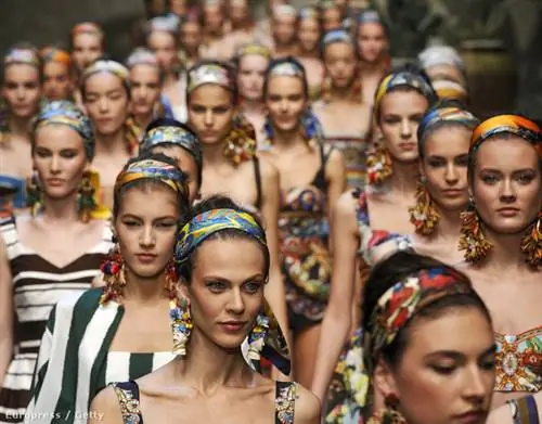 Модели с платками на подиуме Dolce & Gabbana