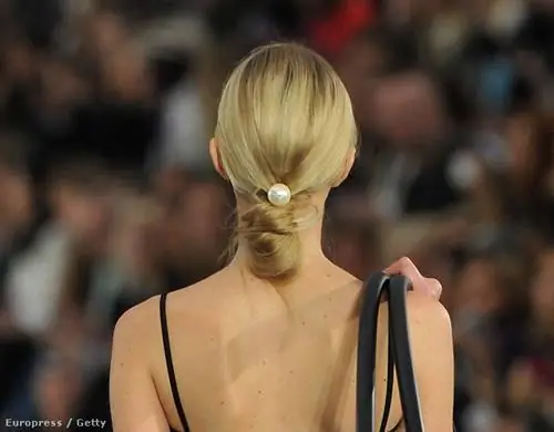 Chanel делает весенние комплекты игривыми с сумкой на раме хула-хуп