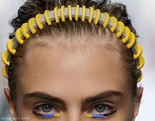 Кара Делевинь демонстрирует футуристическую повязку на подиуме Fandi