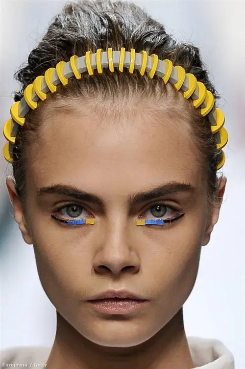 Пришло время странных ободков и эффектных пряжек