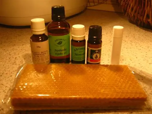 Состав: пчелиный воск, масло жожоба, эфирное масло (около 3-х видов), ручка или баночка
