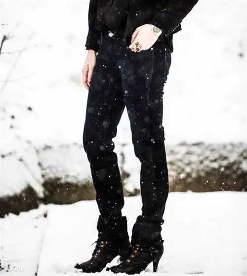 Образец был немного свободным на одном из наших тестеров и узким на другом. Брюки уже, если их носит женщина подходящего размера