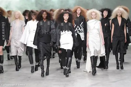 Рик Оуэнс представил свою коллекцию 2013 года с моделями с растрепанными волосами