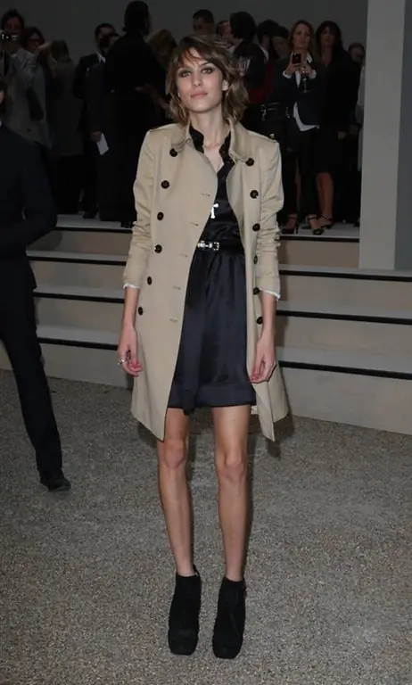 Алекса Чанг в воздушной куртке, коротком шелковом платье и эффектных туфлях на показе Burberry