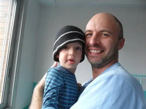 Арон возвращается домой из Парижа после операции