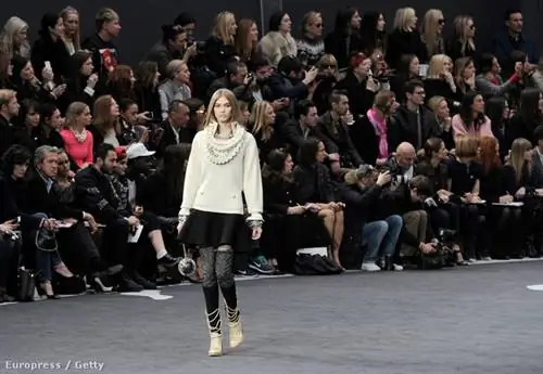 Точно выполненная одежда на подиуме Chanel - но сколько экономии деталей вы можете увидеть на задних рядах?