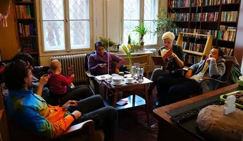 маленький книжный магазин меньше