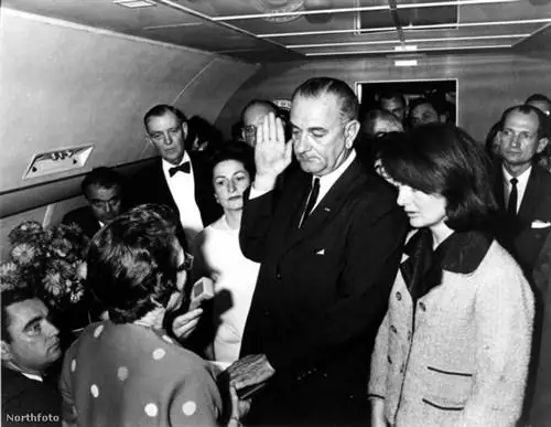 На следующий день после убийства был избран новый американский президент, и Джеки Кеннеди в последний раз надела культовый костюм