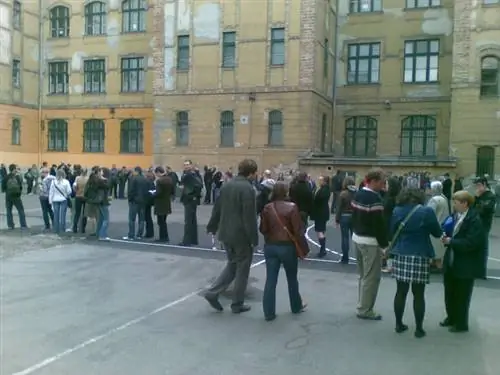 32 первый в классе. Много?