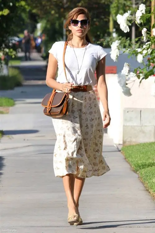 Ева Мендес проводит будни в классической юбке ниже колена и простой футболке