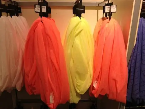 C&A: цветные шарфы стоят 1990 форинтов