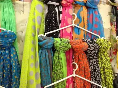 Найди шарф к своей весенней куртке