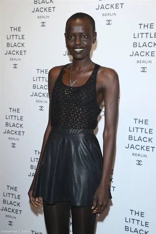 Алек Век в черном купальнике и кожаной юбке на открытии выставки CHANEL "Маленький черный жакет"
