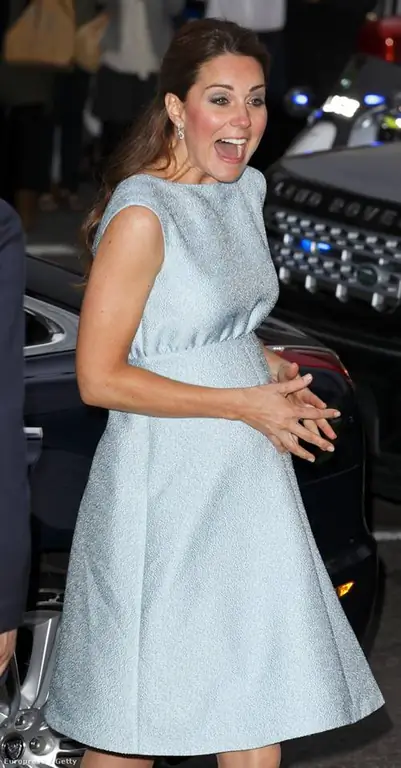 Каталин надела свое первое платье для беременных